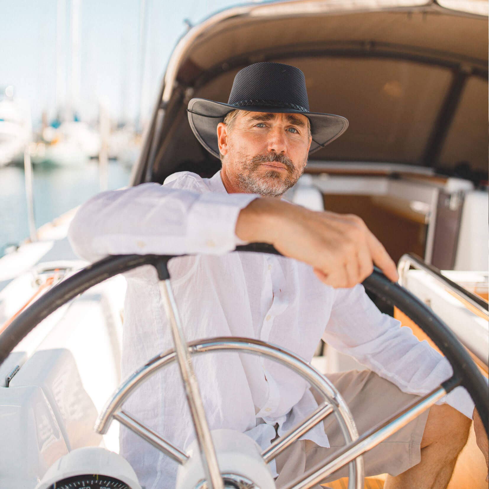 ISLEFIELD Crusher Breeze Outback Hat with wide brim and breathable design, suitable for outdoor wear and sun protection.